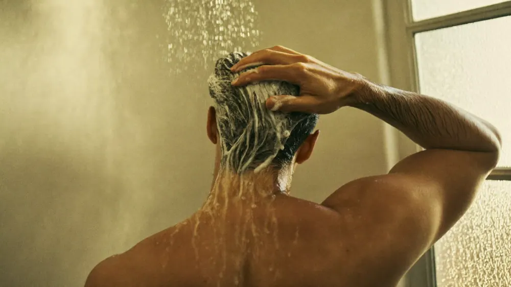 Cómo lavarte el pelo si se te cae (sin acelerarlo)