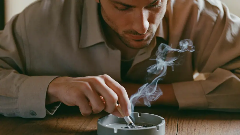 Tabaco y caída del pelo: cómo fumar acelera la calvicie