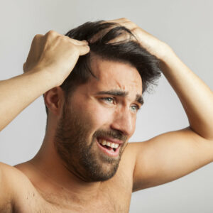 Lee más sobre el artículo Dermatitis seborreica y caída del pelo